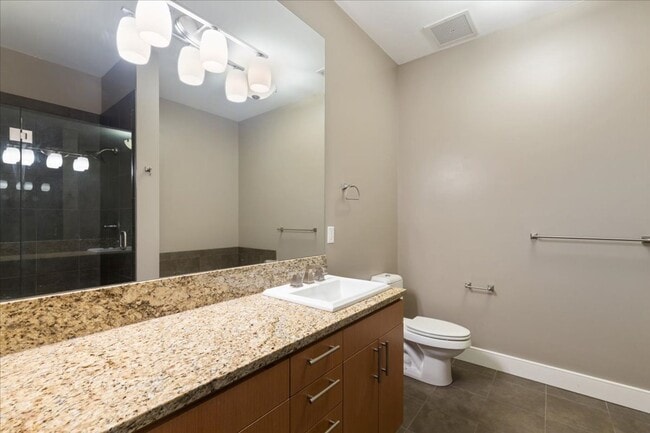 Building Photo - 1 Bedroom, 1 Bath Condo in the Heart of Do...
