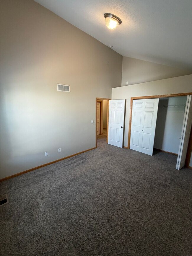 Building Photo - 1123 SE Village View Ln