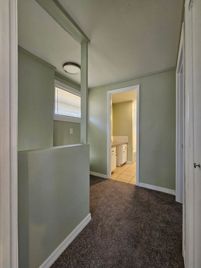 Building Photo - Welcome to a beautifully remodeled 2-Bedroom, 1-Bath in Mascotte, Florida, where modern comfort m...
