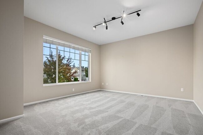 Building Photo - Gorgeous Modern Air Conditioned Home in Ga...