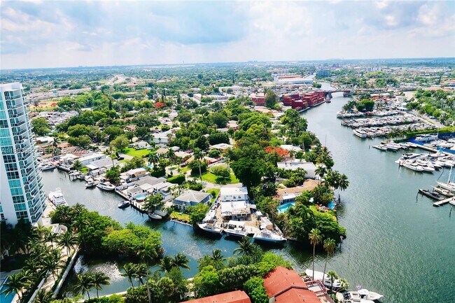 Building Photo - 1861 NW S River Dr