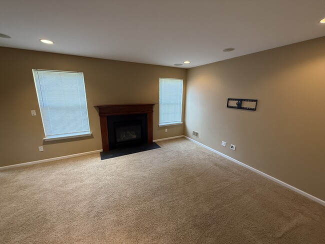 Building Photo - 163 S Vista
