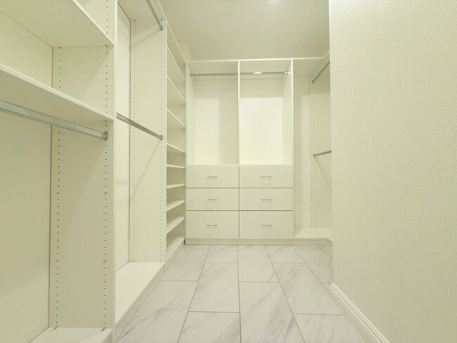 Building Photo - Spacious 4-Bedroom Home in Private Sylmar ...