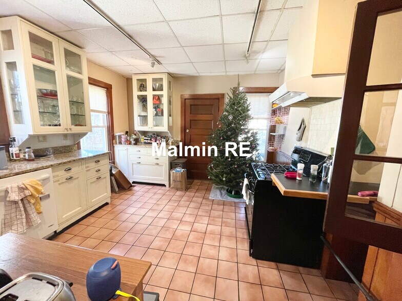 Building Photo - 67 Hillside St