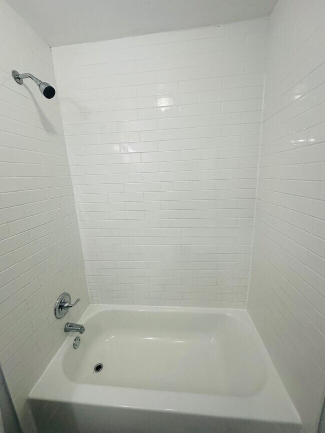 Building Photo - **Move in ready 3/1 Single Family home 32254