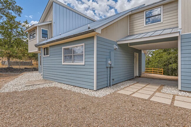 Building Photo - House on 5 Acres East of Austin!
