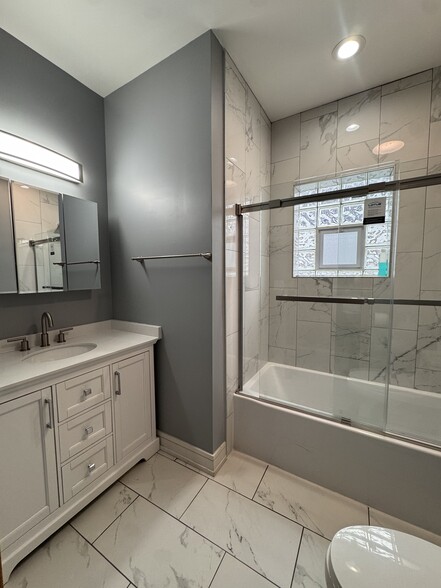 bathroom - 5124 W Henderson St