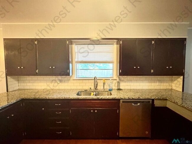 Building Photo - Beautiful 3 bedroom 2 bath brick home