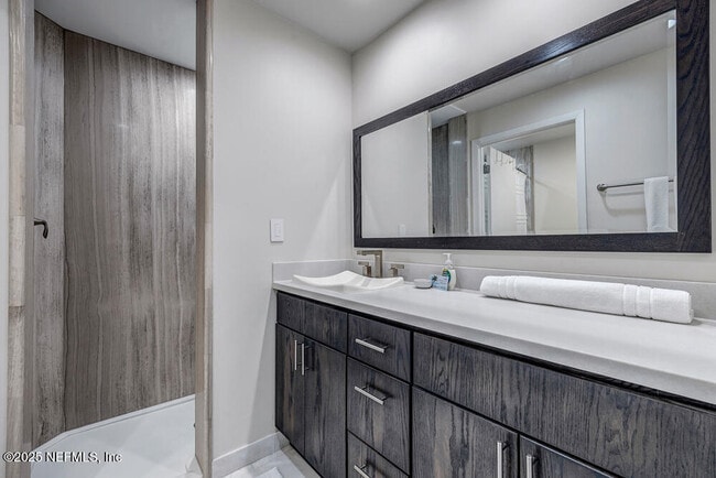 Building Photo - 810 Spinnakers Reach Dr