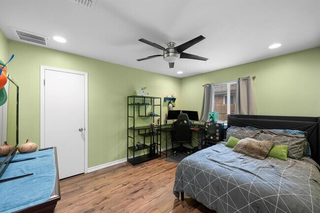 Building Photo - 8716 Bobcat Dr