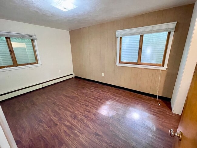 Building Photo - 2 Bed, 2 Bath Apartment off University Ave. w/ Hardwood Flooring