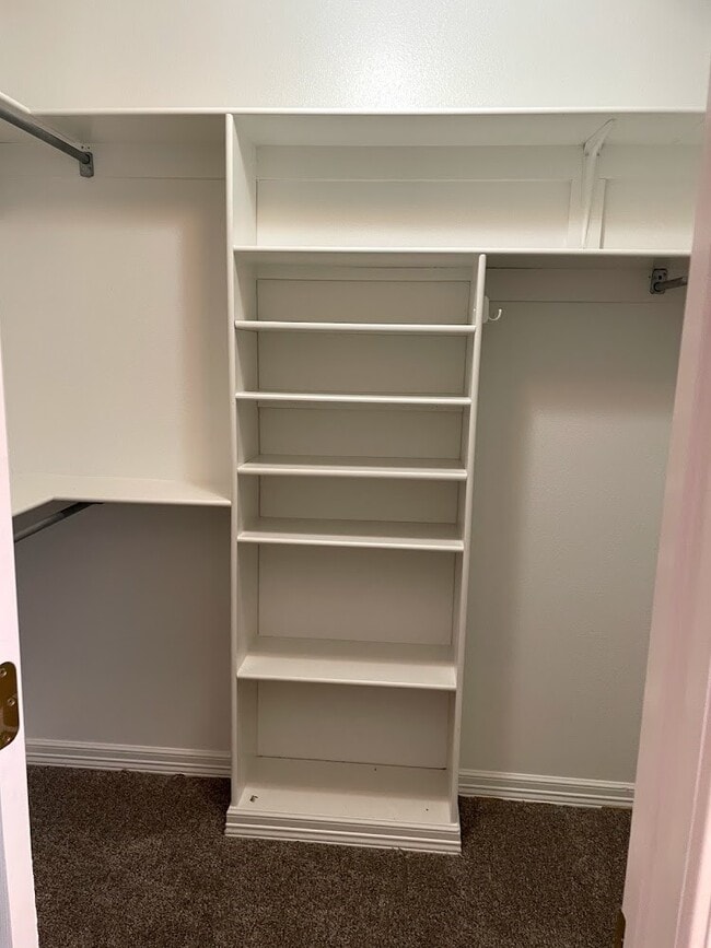 Building Photo - 905 SW Cheyenne Dr