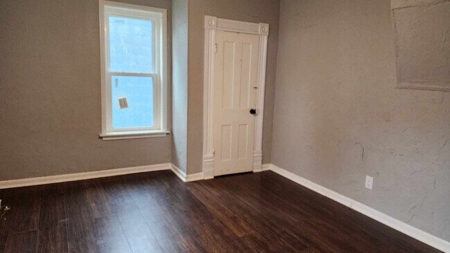 Building Photo - 1613 W Noble Ave