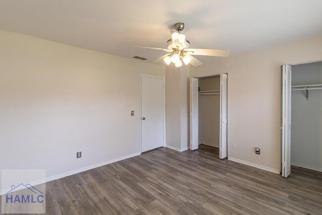 Building Photo - 901 Olmstead Dr