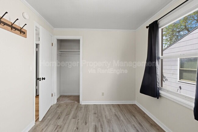 Building Photo - 112 W Amherst Ct