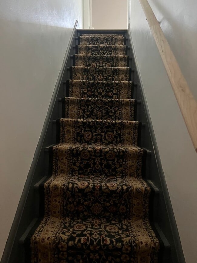 Building Photo - 5 Bedroom House