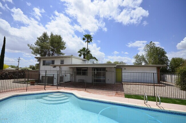 Building Photo - 614 N Medford Dr