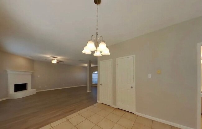 Building Photo - MOVE IN READY