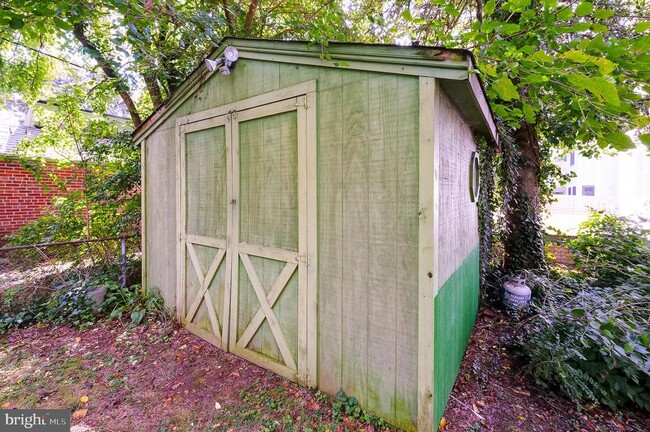 Building Photo - 4851 Crescent St