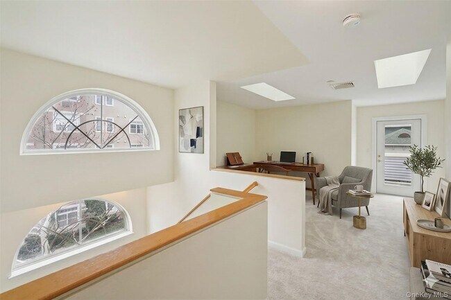 Building Photo - 2 Leeward Dr