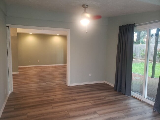 Building Photo - Adorable One-Level House with Huge Backyard in Vancouver!