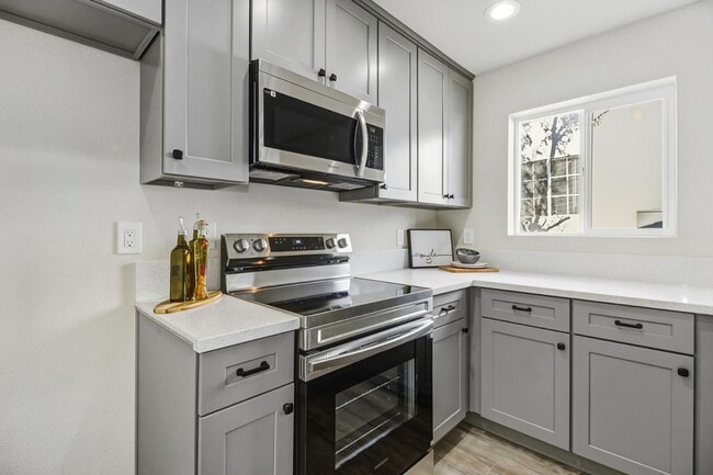 Building Photo - Home for Rent in  Midtown, Sacramento!  2 Bed/ 2 Bath