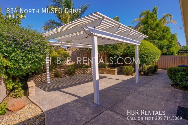 Building Photo - 834 N MUSEO Dr