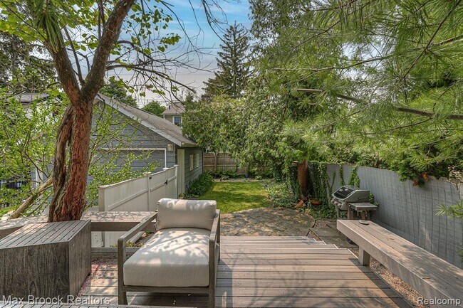 Building Photo - 328 George St