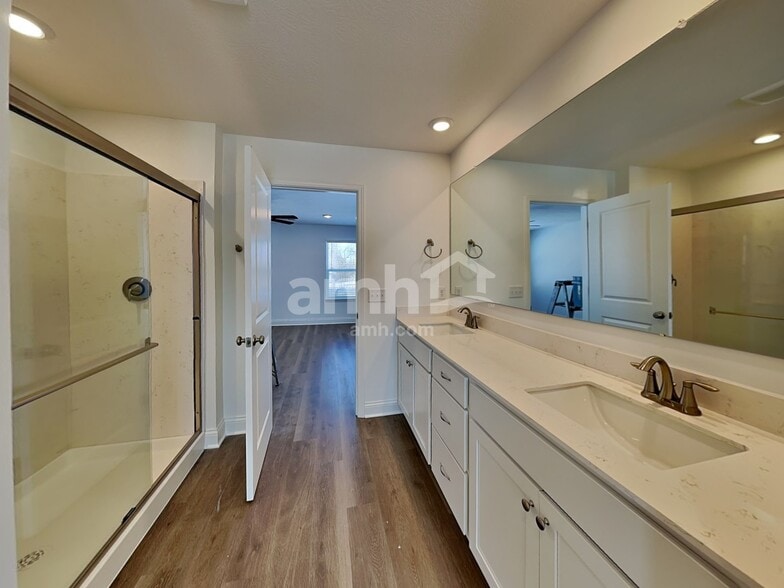 Building Photo - 233 Deanscroft Dr