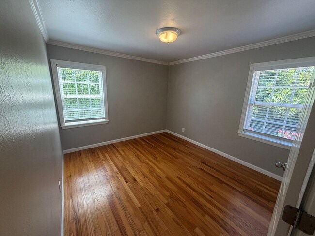 Building Photo - 2 Bedroom | 1 Bathroom | Single family in East Sacramento