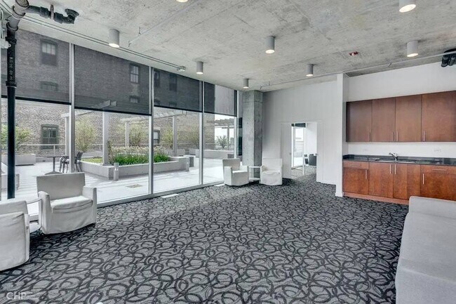 Building Photo - 611 S Wells St