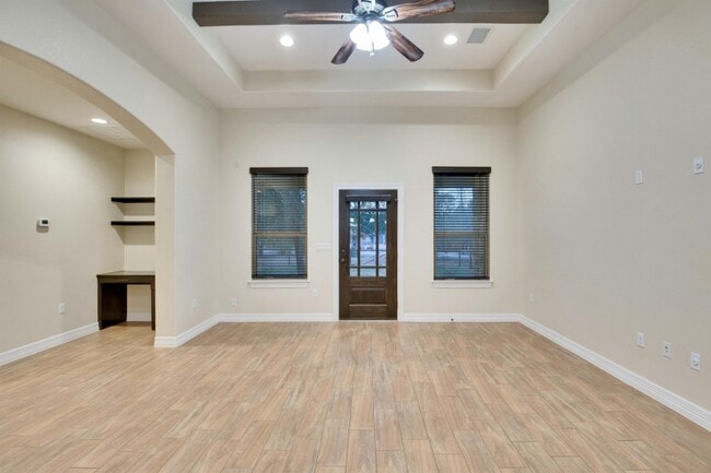 Building Photo - 118 N Buckhorn Dr