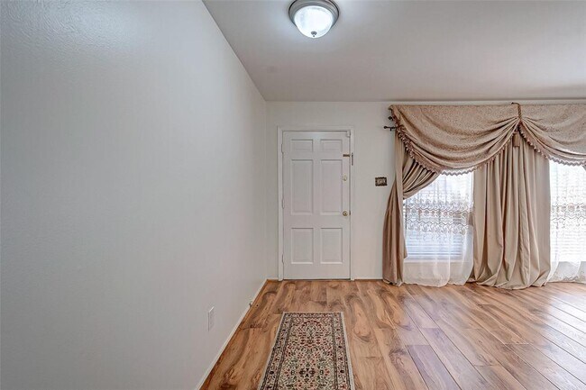 Building Photo - 11707 N Willow Cir