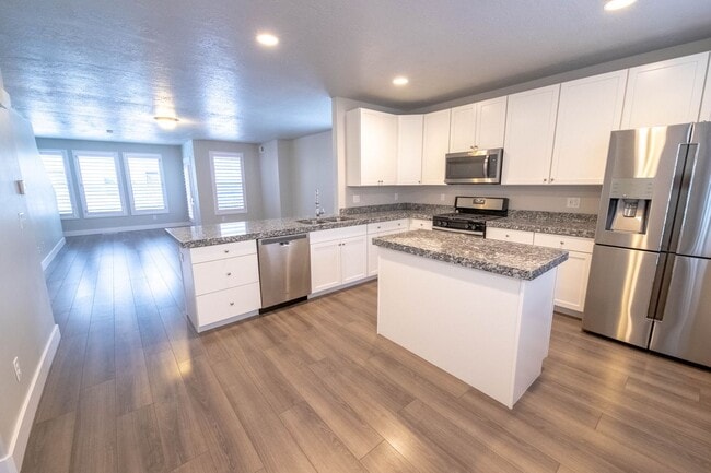 Building Photo - Beautiful Draper Townhomes in Prime Location