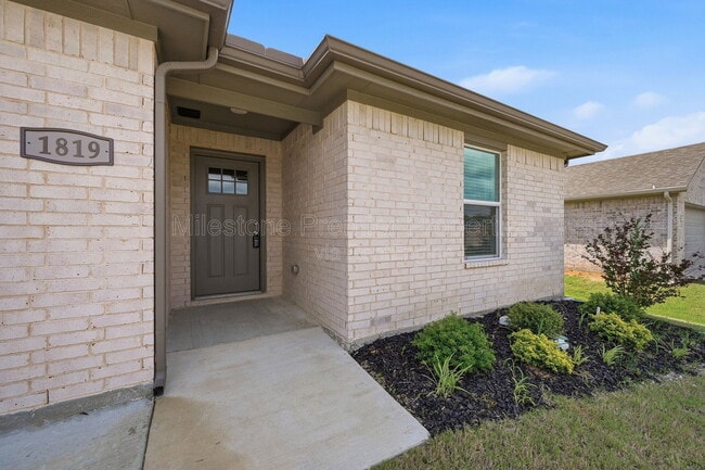 Building Photo - 1819 Boxwood Dr