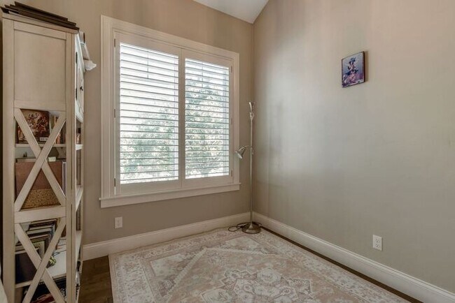 Building Photo - Upmarket Townhouse in Sought After Holladay City