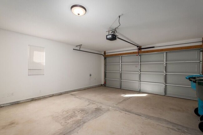 Building Photo - $500 Move-In Credit (ends 9/30) | Newly Remodeled 3BR w/ Pool