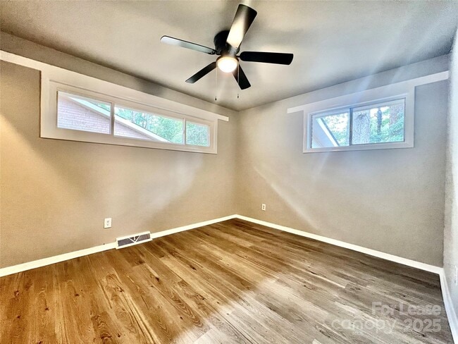 Building Photo - 3201 Erskine Dr