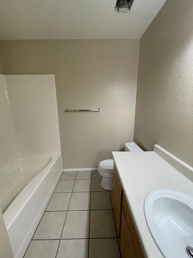 Building Photo - 3026 Honeysuckle Ave