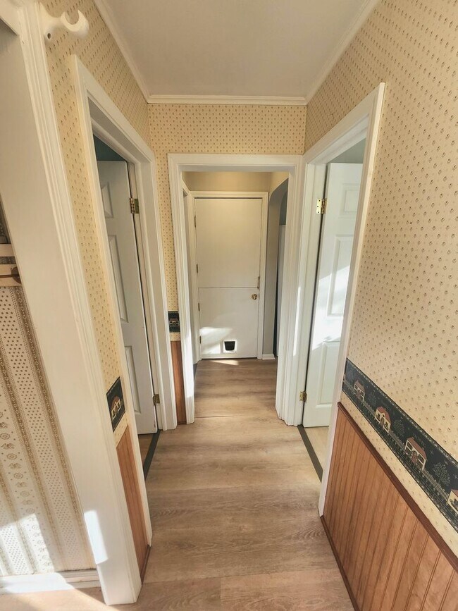 Building Photo - Spacious 4bd apt | Laundry hooks ups | Off street parking
