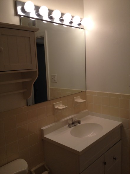 Bath - 2527 Hydraulic Rd
