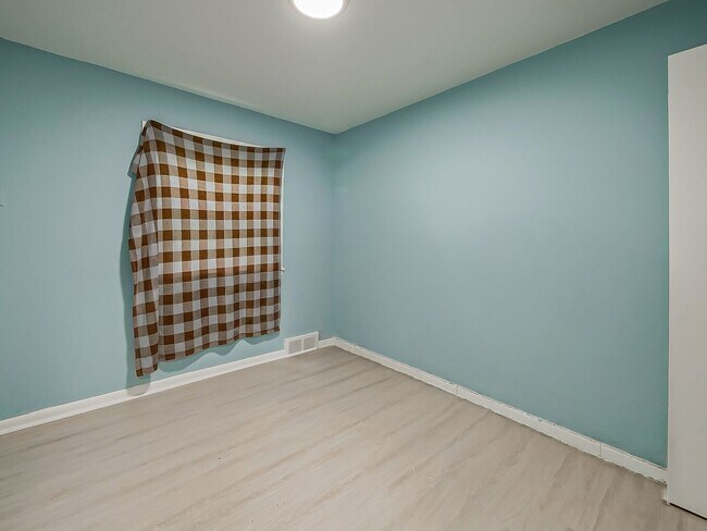 Building Photo - Charming 3BR Home Available Now in Pontiac!