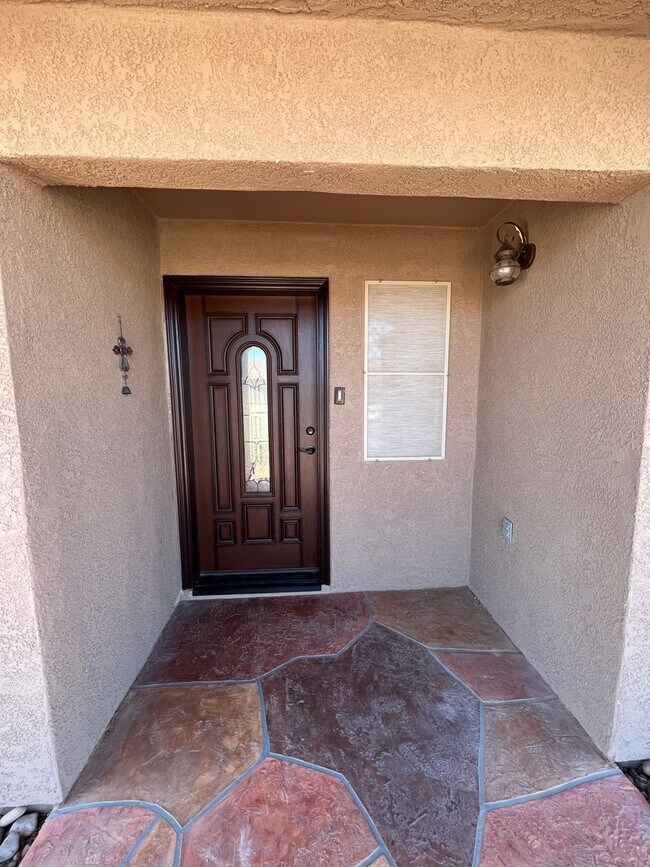 Building Photo - 4 BEDROOM POOL & SOLAR HOME!