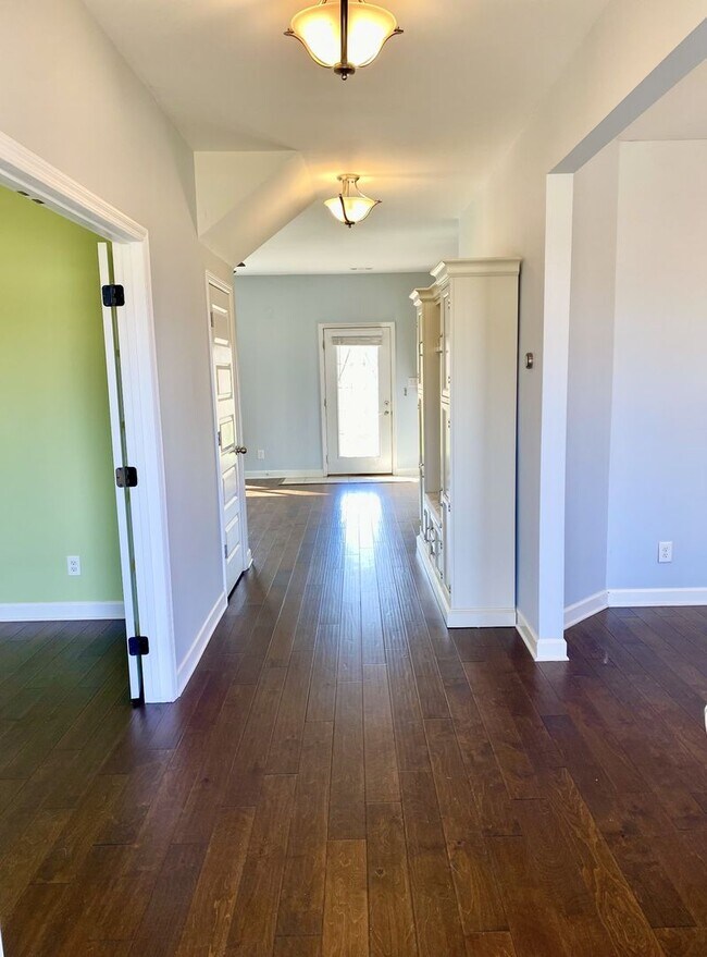 Building Photo - Great Location!! - 3 bedroom 2.5 bath home