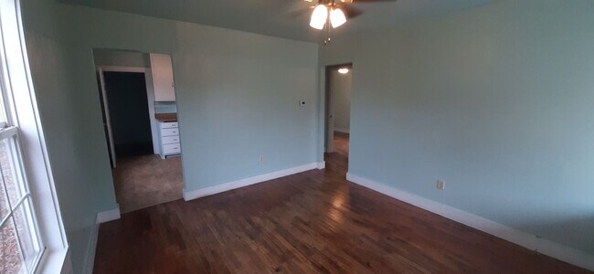 Building Photo - 1301 W Vine Ave