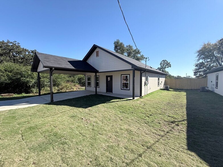 Building Photo - 616 Oak St