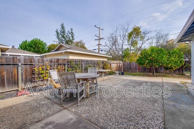 Building Photo - 1650 Goldfinch Way