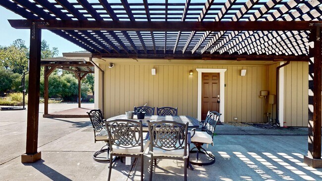 Building Photo - 9168 Eastside Rd