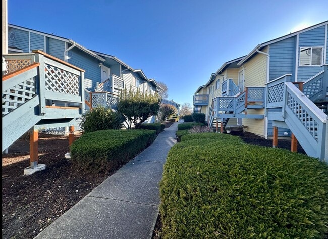 Building Photo - 537 NE Ellis Way