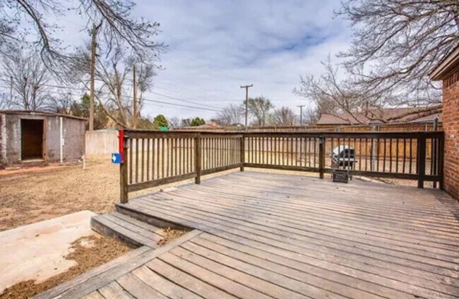 Building Photo - Updated 3 bedroom 2 bathroom house in Cent...